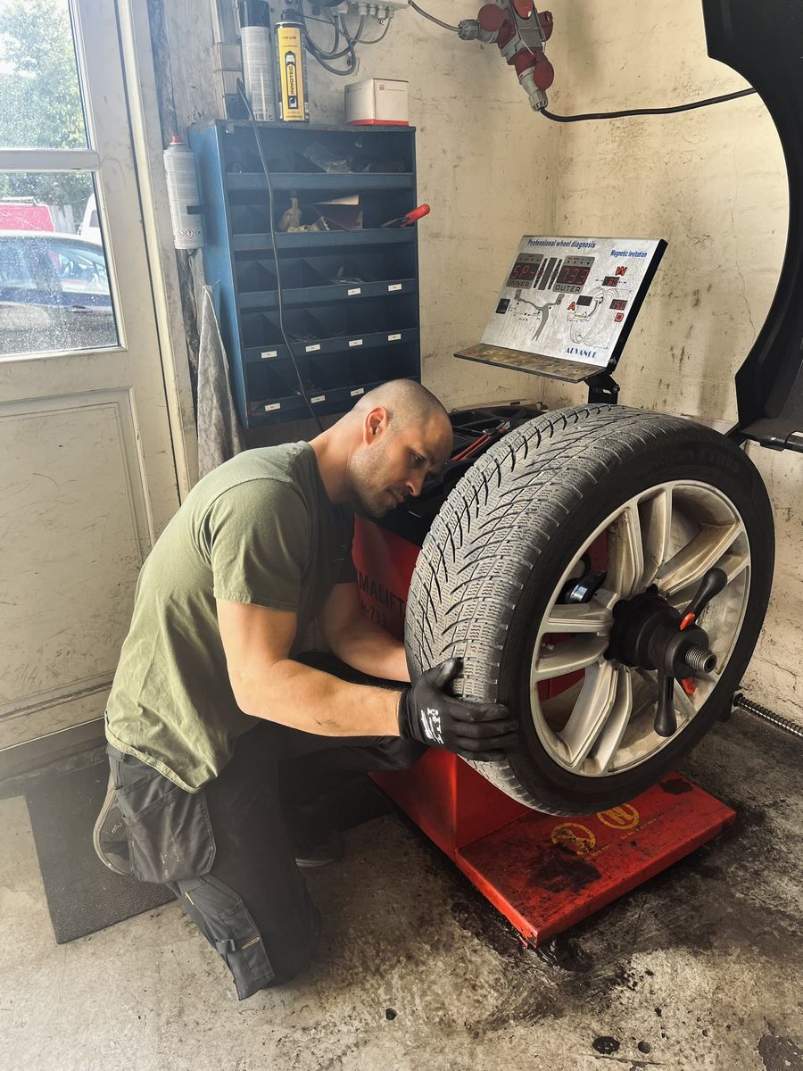 Balancing a wheel with a winter tyre at KT Dækservice in Aarhus