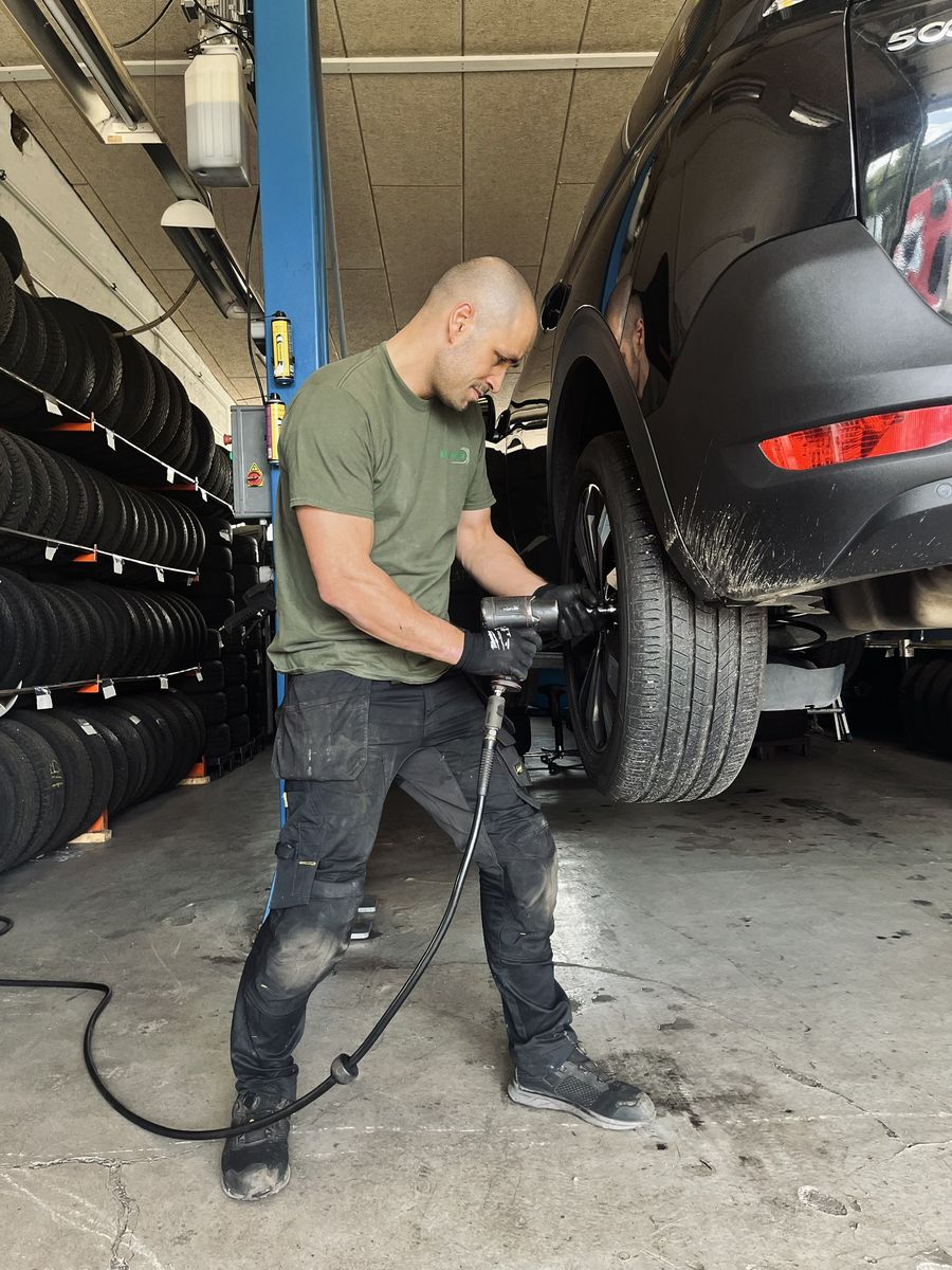 Wheel change with an impact wrench on a car on the lift at KT Dækservice in Viby J