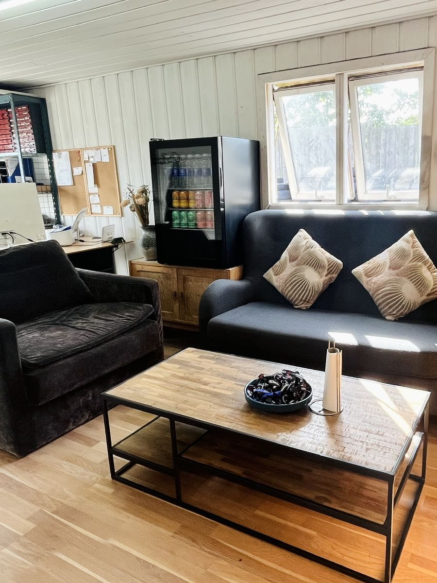 Waiting area with a sofa and cold and hot drinks at KT Dækservice in Viby J – wait while your tyres are changed
